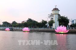 Rực rỡ hoa đăng khổng lồ thắp sáng sông Cà Ty đêm Cầu ngư