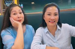 Hồng Vân chúc mừng Hồng Đào