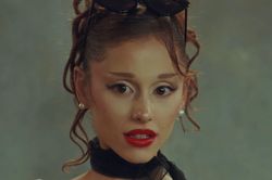 Ariana Grande dừng hoạt động vì bị miệt thị ngoại hình