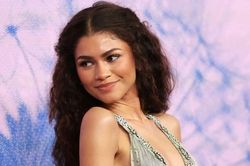 Với gần 2 tỷ đô, Zendaya soán ngôi Anne Hathaway tại phòng vé 2026