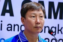 HLV Kim Sang Sik 'quay xe' với Đ&igrave;nh Bắc sau trận thắng Indonesia