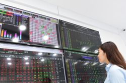 VN-Index vượt 1.760 điểm, công ty chứng khoán bắt đầu nghiêng về kịch bản tích cực