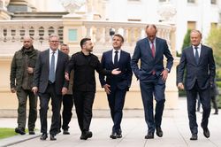 Sự ra đi của Thủ tướng Starmer và nhiệm kỳ cuối của Tổng thống Macron đặt liên minh ủng hộ Ukraine trước nguy cơ sụp đổ