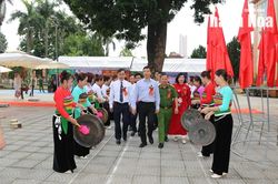 Phó Bí thư Thường trực Tỉnh ủy Nguyễn Hồng Phong dự 'Ngày hội toàn dân bảo vệ an ninh Tổ quốc' tại xã Cẩm Tú