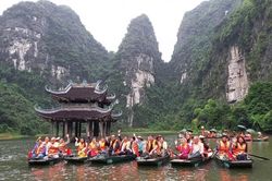 Ti&ecirc;u d&ugrave;ng nội địa, du lịch l&agrave; động lực ch&iacute;nh gi&uacute;p b&aacute;n lẻ v&agrave; dịch vụ tăng trưởng bứt ph&aacute;