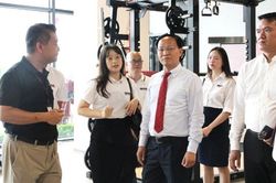 Ph&oacute; Chủ tịch UBND tỉnh Phạm Văn Thịnh l&agrave;m việc với Tập đo&agrave;n Johnson Health Tech