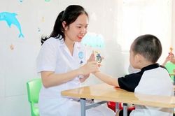 Đồng h&agrave;nh c&ugrave;ng trẻ tự kỷ