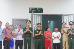 Gia Lai: B&agrave;n giao 'Nh&agrave; Hữu nghị' v&agrave; tặng b&ograve; giống cho người d&acirc;n khu vực bi&ecirc;n giới