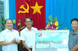 Phó Bí thư Thường trực Tỉnh ủy Rah Lan Chung dự sinh hoạt Chi bộ tổ dân phố 1, phường Quy Nhơn