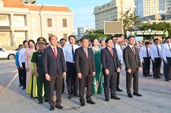 Lãnh đạo tỉnh và gần 1.000 cán bộ, chiến sĩ Công an tham gia Lễ chào cờ tháng 8