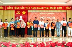 Đảng ủy xã Vạn Thắng công bố các quyết định về công tác cán bộ
