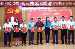 Xã Vạn Ninh công bố các quyết định chỉ định Trưởng thôn lâm thời