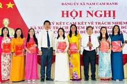 Đảng ủy xã Nam Cam Ranh tổ chức ký cam kết trách nhiệm đối với cán bộ lãnh đạo, quản lý