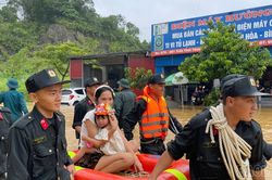 Cảnh sát cơ động hỗ trợ người dân phường Lào Cai khắc phục hậu quả mưa lũ