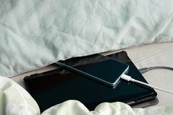 Sạc điện thoại trên giường ngủ: Rủi ro quá nhiệt từ pin lithium-ion và lời khuyên an toàn