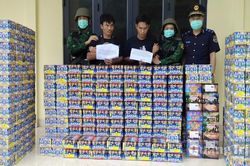Bắt giữ 2 đối tượng người L&agrave;o vận chuyển tr&aacute;i ph&eacute;p 633kg ph&aacute;o nổ v&agrave; ma t&uacute;y qua bi&ecirc;n giới