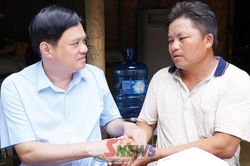 Lãnh đạo Ủy ban MTTQ Việt Nam tỉnh thăm hỏi gia đình các nạn nhân bị lũ cuốn trôi tại xã Gia Phù