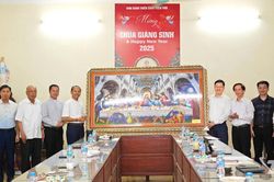 Đồng chí Đinh Quang Tuyên thăm, làm việc với Giáo xứ Nhã Lộng