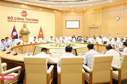Bộ trưởng Lê Mạnh Hùng hội đàm với Bộ trưởng Bộ Công Thương Lào Malaithong Kommasith
