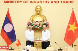 Bộ trưởng Lê Mạnh Hùng hội đàm với Bộ trưởng Bộ Công Thương Lào Malaithong Kommasith