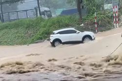 Mưa lớn gây ngập sâu có chỗ hơn 1m, nhiều tuyến đường Lào Cai bị chia cắt