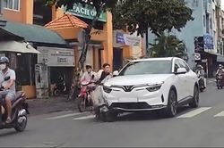 Tạt ngang đầu ô tô, xe máy điện bị ô tô hất văng
