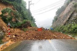 Mưa lớn gây sạt lở, chia cắt giao thông một số địa phương vùng cao ở Tuyên Quang