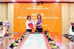Ủy ban Chứng kho&aacute;n Nh&agrave; nước c&ocirc;ng bố v&agrave; trao quyết định bổ nhiệm Trưởng ban Quản l&yacute; kinh doanh chứng kho&aacute;n