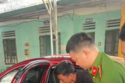 Tuy&ecirc;n Quang: C&aacute;n bộ C&ocirc;ng an x&atilde; kịp thời đưa người bị tai nạn giao th&ocirc;ng đi cấp cứu