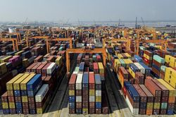 Nhu cầu nguyên liệu mạnh, hàng hóa nhập khẩu 7 tháng tăng tới 34%