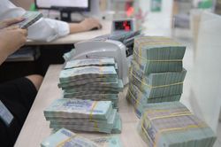 L&atilde;i suất li&ecirc;n ng&acirc;n h&agrave;ng qua đ&ecirc;m giảm xuống 0,7% trong cuối th&aacute;ng 7