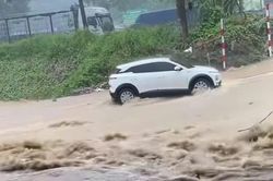 Mưa lớn nước chảy cuồn cuộn, ngập úng nhiều nơi ở Lào Cai