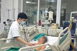 Cụ &ocirc;ng nguy kịch do vi khuẩn đường ruột v&agrave; giun lươn