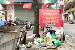 R&aacute;c tr&agrave;n lan ngay sau giờ thu gom tr&ecirc;n phố Bạch Mai