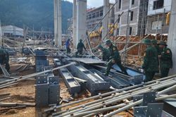Đồn Bi&ecirc;n ph&ograve;ng Thị Hoa tham gia hỗ trợ x&acirc;y dựng Trường phổ th&ocirc;ng nội tr&uacute; li&ecirc;n cấp Hạ Lang