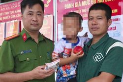 Bé 5 tuổi đi tìm bố rồi bị lạc đường gần 2 km, công an nhanh chóng tìm người thân