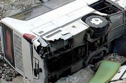 Xe buýt bất ngờ mất lái rồi lật úp giữa đường, con số thương vong khiến nhiều người bàng hoàng