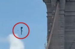 Người đàn ông leo lên đỉnh cầu Brooklyn rồi bất ngờ lao xuống ở độ cao 85m, sống sót kỳ diệu, vật cầm trên tay gây chú ý