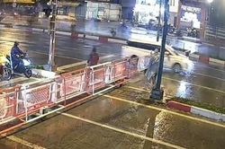 TPHCM: Phạt tài xế vượt đèn đỏ, tông vào rào chắn đường sắt trên đường Phạm Văn Đồng