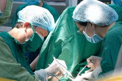 Kết quả sinh thiết lành tính, bác sĩ vẫn phát hiện ung thư trên bàn mổ