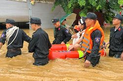 Cảnh sát dầm mình trong nước sâu, đưa người dân khỏi vùng ngập ở Lào Cai