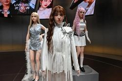 Người Trung Quốc đổ tiền trải nghiệm robot hình người