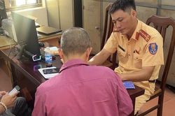 Xử l&yacute; nghi&ecirc;m l&aacute;i xe bu&yacute;t sử dụng điện thoại trong khi l&aacute;i xe