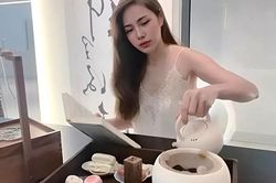 Sau thời gian dài vắng bóng, Thủy Tiên xuất hiện trở lại, gây chú ý với khoảnh khắc thưởng trà trong biệt thự trắng 300 m2