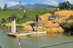Cận cảnh đại công trường dự án thay thế cầu treo xuống cấp trên thượng nguồn sông Hương