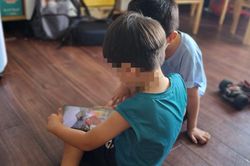 Bộ Y tế: Trẻ nhỏ không nằm, ngồi trên xe đẩy quá lâu, không xem màn hình quá 1 giờ