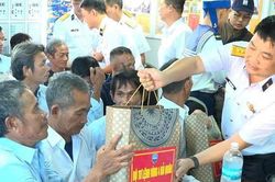Tàu Hải quân đưa 33 ngư dân trên tàu cá Quảng Ngãi gặp nạn vào bờ an toàn
