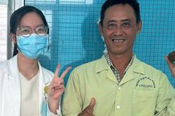 Người đàn ông 49 tuổi mang viên sỏi tiết niệu 'khổng lồ'