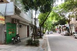 Rào chắn một phần đường Trần Khánh Dư để thi công đường dây điện, ô tô chỉ lưu thông một chiều