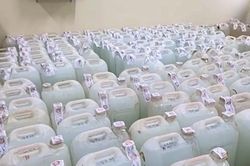 Khởi tố đối tượng b&aacute;n lượng lớn rượu pha từ cồn với nước l&atilde;